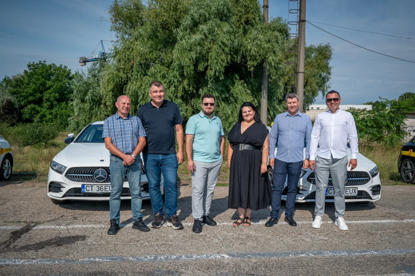 Echipa de instructori Auto Euxin Constanța în fața mașinilor școală Mercedes
