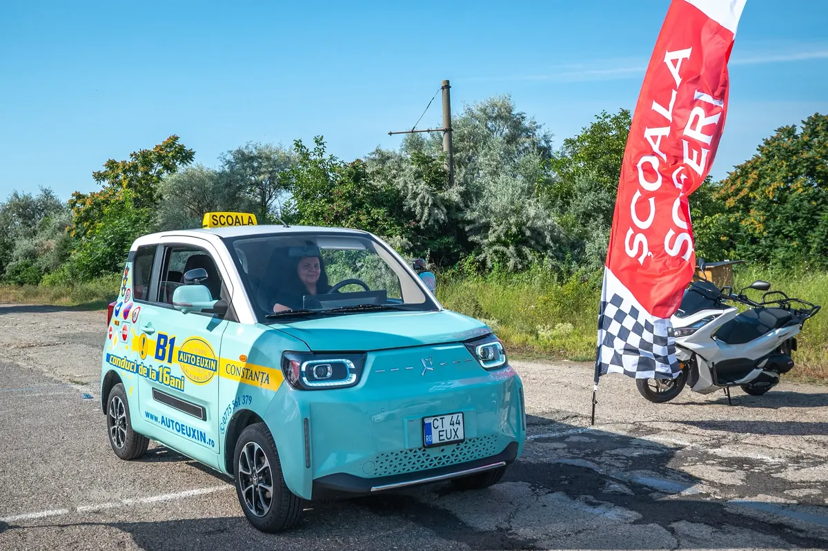 Cvadriciclu electric B1 al școlii, cu cursantă la volan — Auto Euxin Constanța