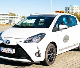 Toyota Yaris hibrid alb, mașină de școală