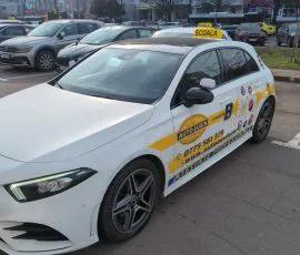 Mercedes Clasa A cu însemnul categoriei B, în parcarea școlii