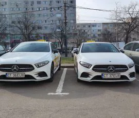 Două Mercedes Clasa A albe, mașini de școală pentru categoria B