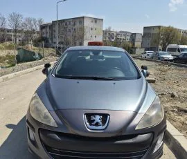 Peugeot gri, autoturism folosit la pregătirea practică