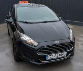Ford Focus negru, autoturism de școală