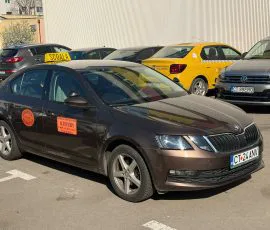 Skoda maro în parcarea Școlii de Șoferi Auto Euxin