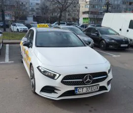 Mercedes Clasa A alb văzut din față, mașină de școală