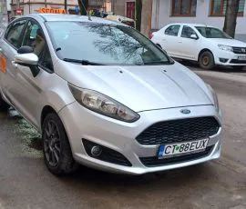 Ford Fiesta argintiu, mașină de școală pentru categoria B