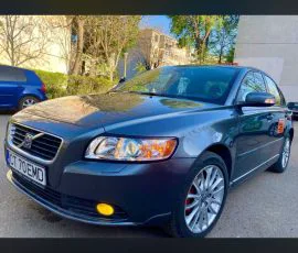 Volvo S40 albastru, autoturism folosit la orele de conducere