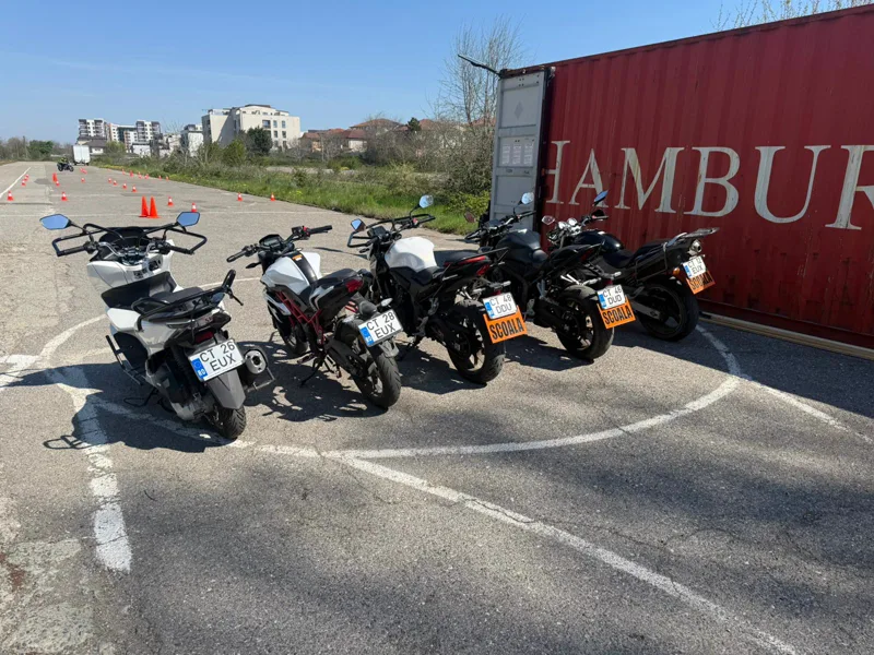 Scuter și motociclete de școală aliniate pe platforma de pregătire