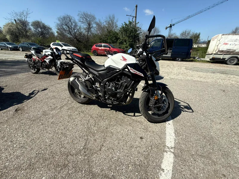 Motociclete de școală parcate în șir, pregătire pentru categoria A