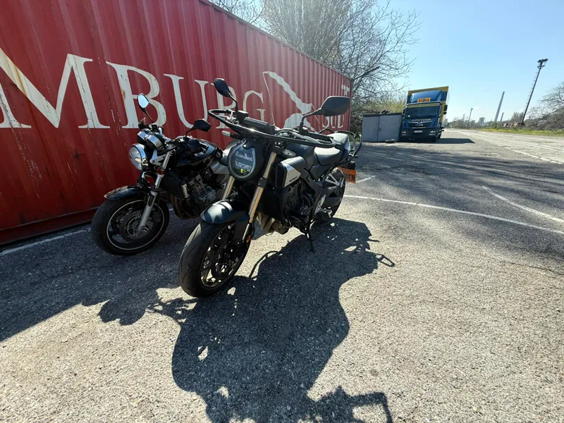 Motocicletă naked neagră în poligonul de pregătire moto