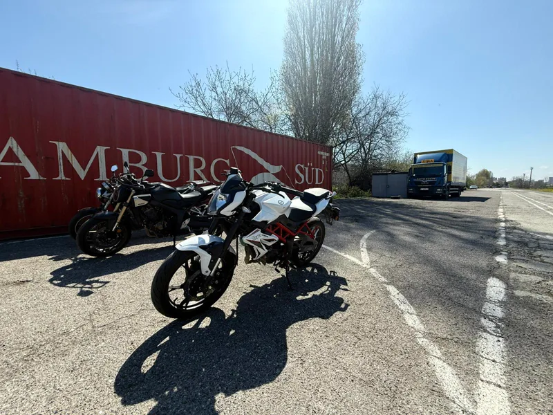 Motocicletă supermoto galben cu negru, pentru categoria A1
