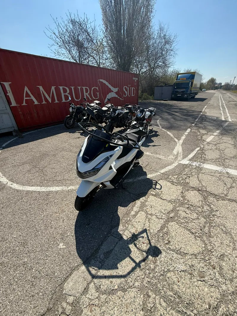 Scuter Honda alb, folosit la categoriile A1 și B125