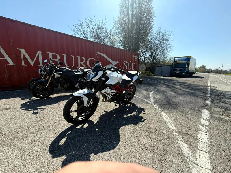 Motociclete de școală aliniate în poligon, pregătire categoria A