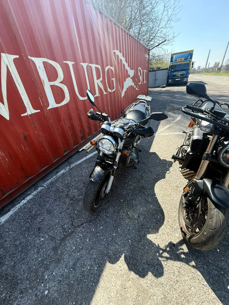 Motocicletă neagră cu ghidon înalt, din parcul moto al școlii