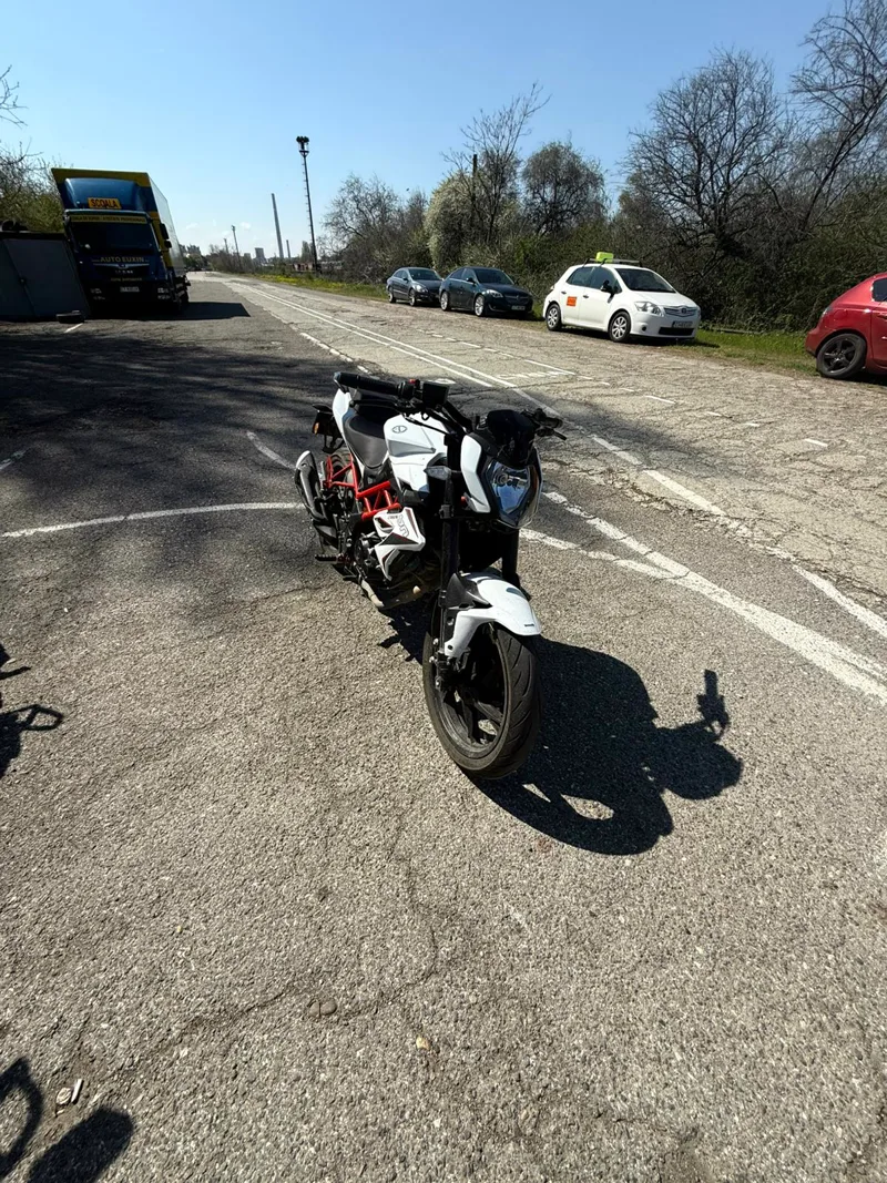 Motocicletă naked alb cu negru, folosită la examenul de categoria A2
