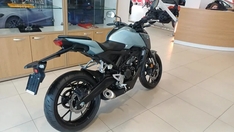 Motocicletă Honda nouă, expusă în showroom