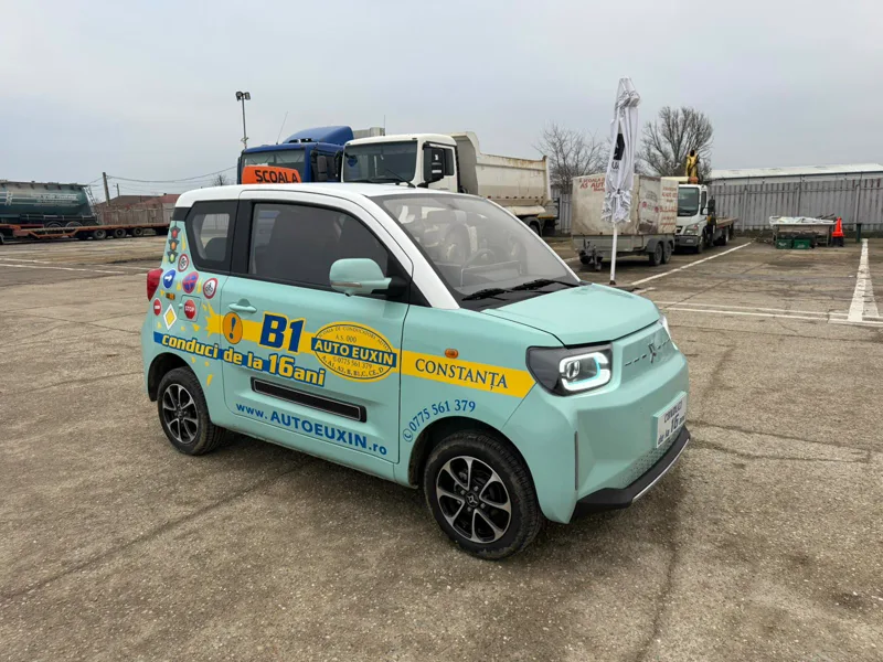 Mașină electrică B1 inscripționată „conduci de la 16 ani"