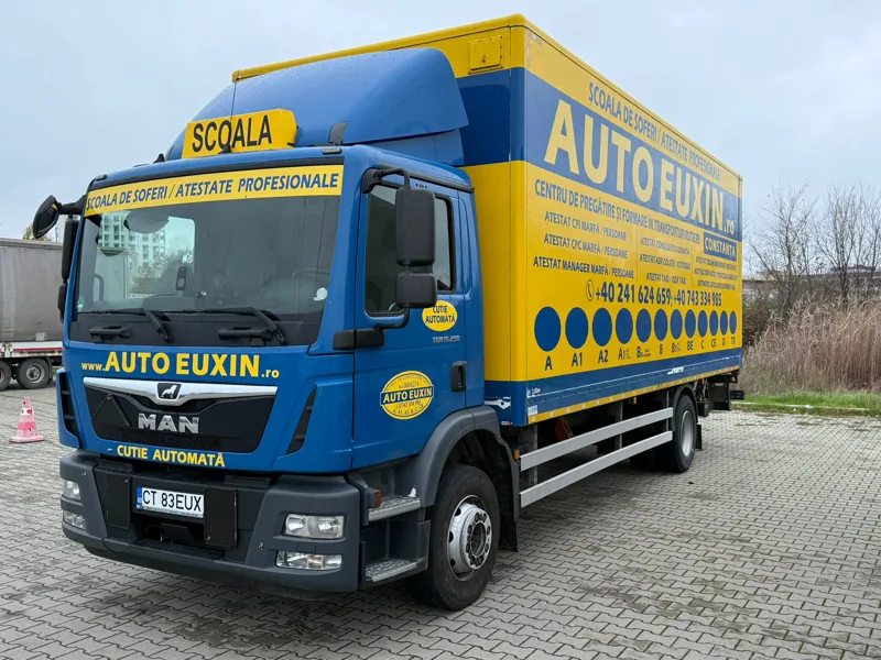 Cabina camionului de școală MAN, categoria C