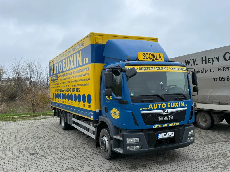 Camion MAN albastru cu galben, folosit la categoria C