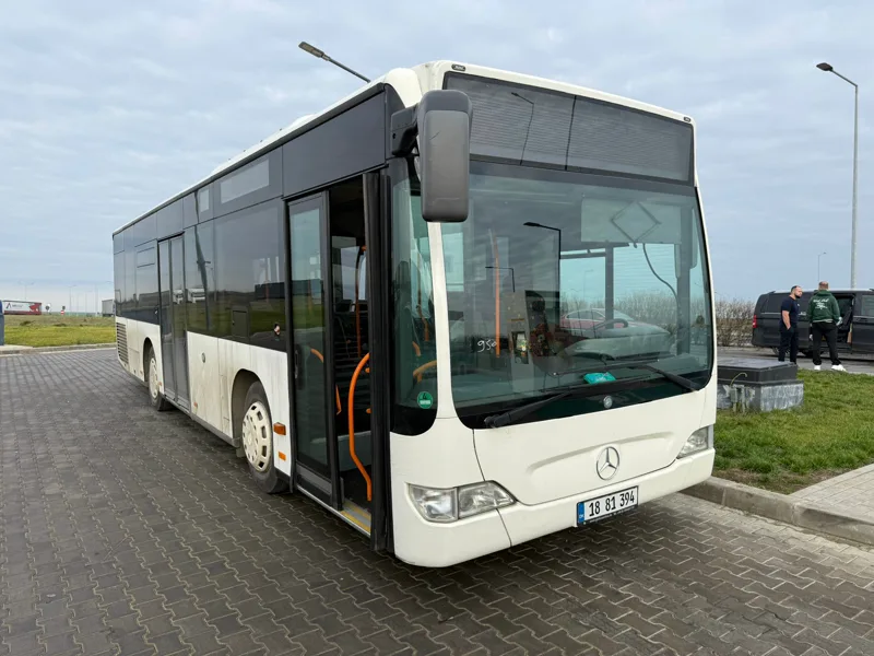 Autobuz Mercedes alb, vehicul de școală pentru categoria D
