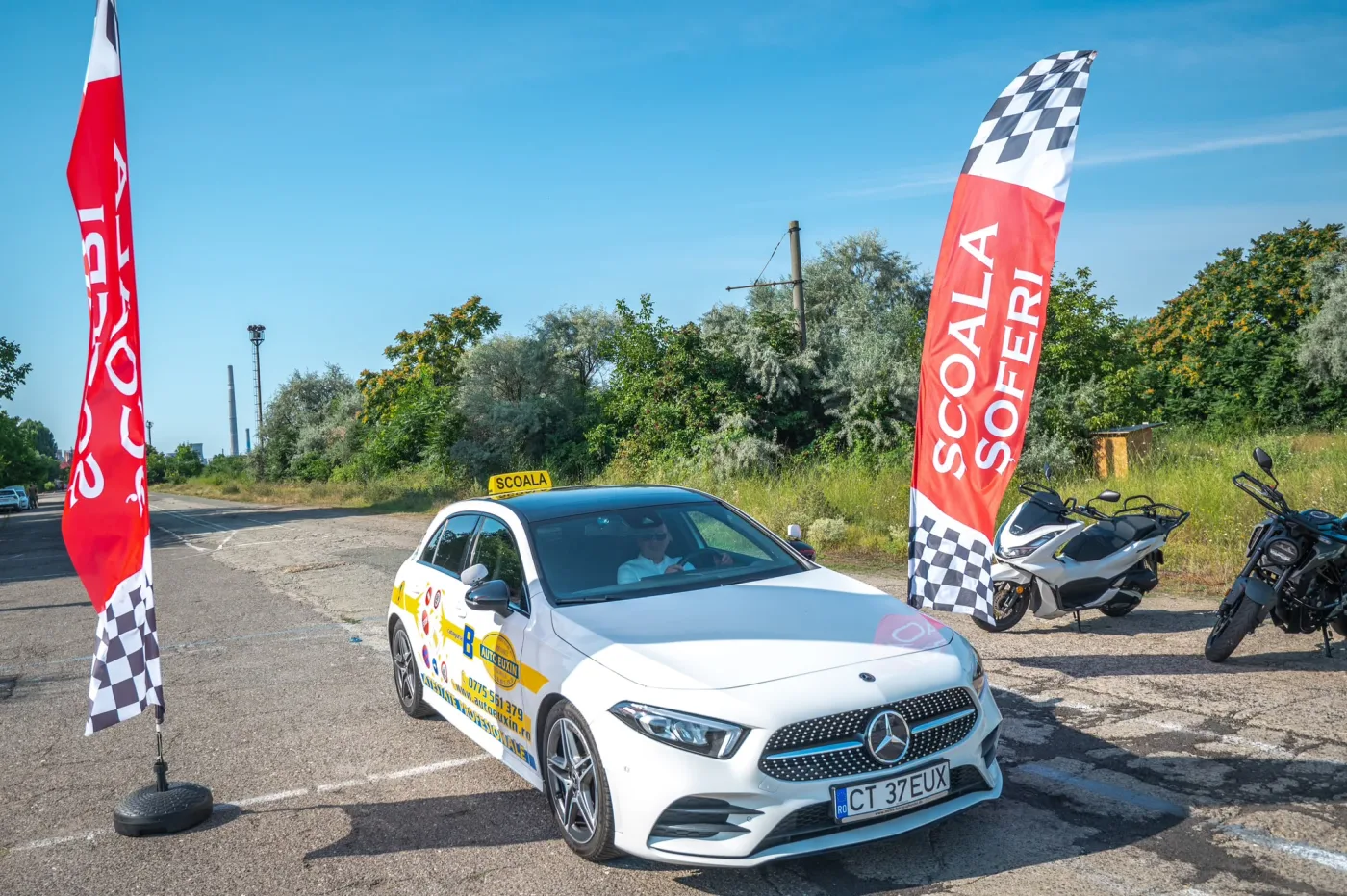 Mercedes categoria B — mașină de școală în parcare