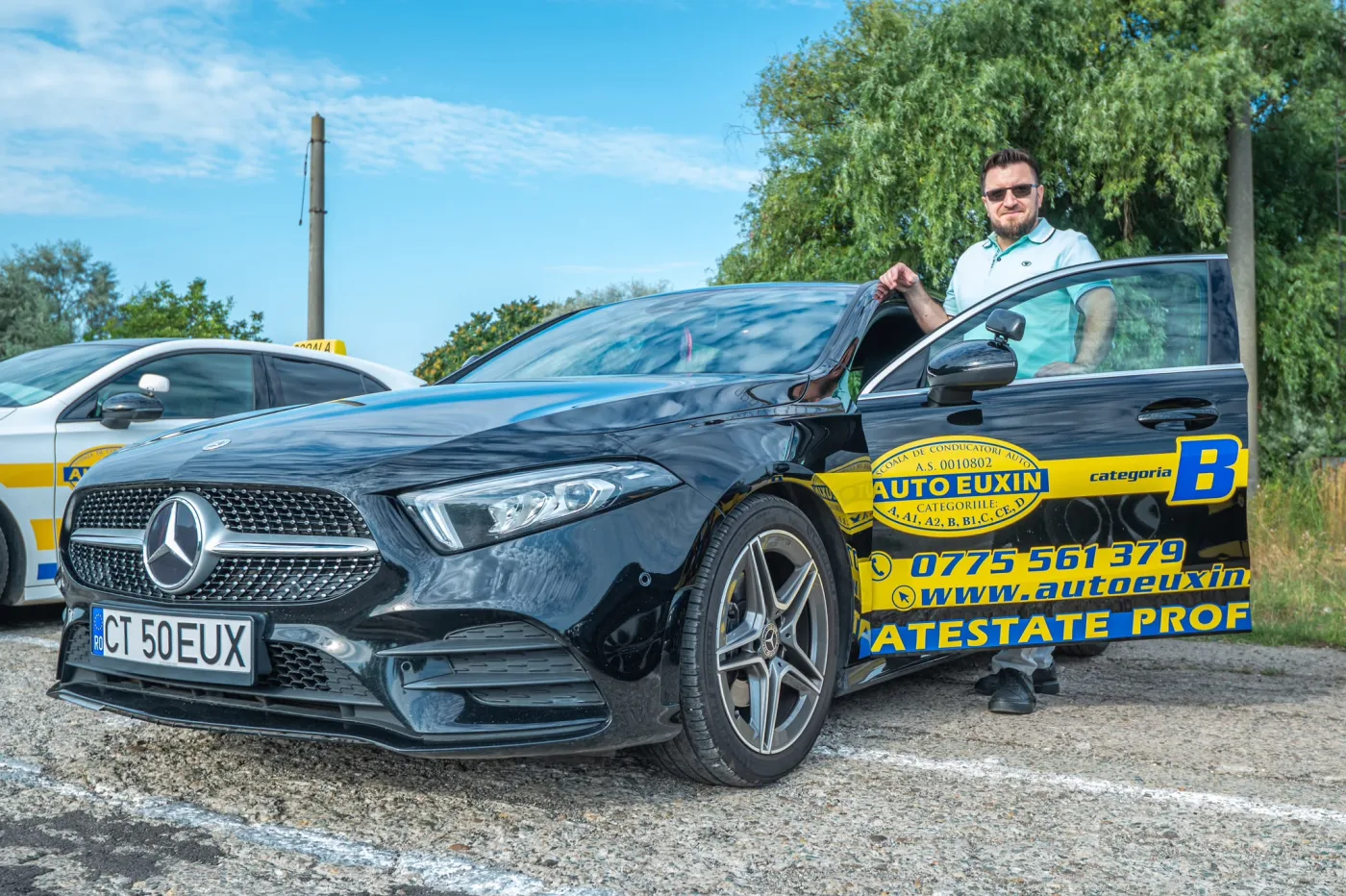 Mercedes categoria B — autoturism alb de școală
