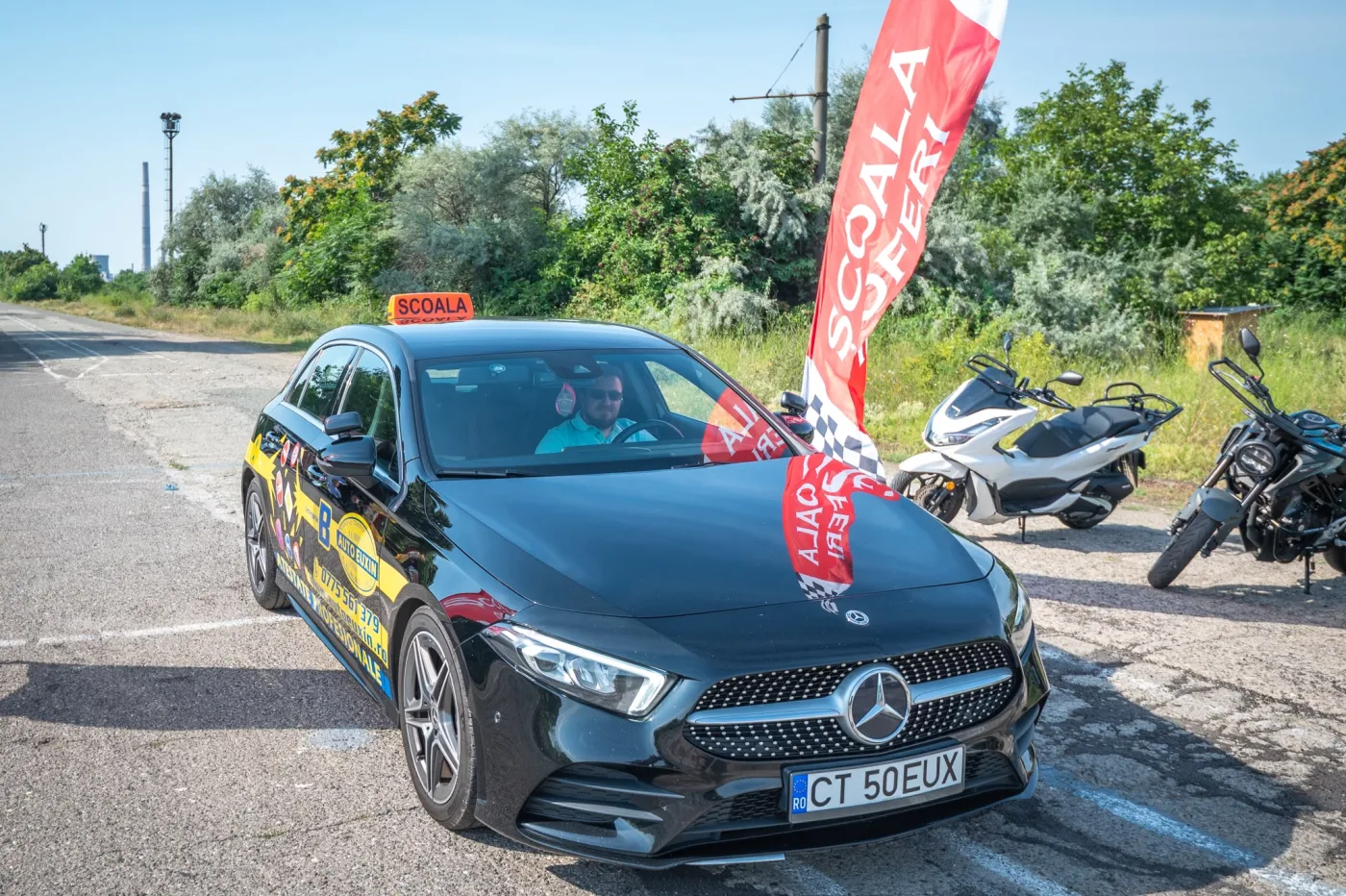 Mercedes categoria B — mașină de școală în trafic