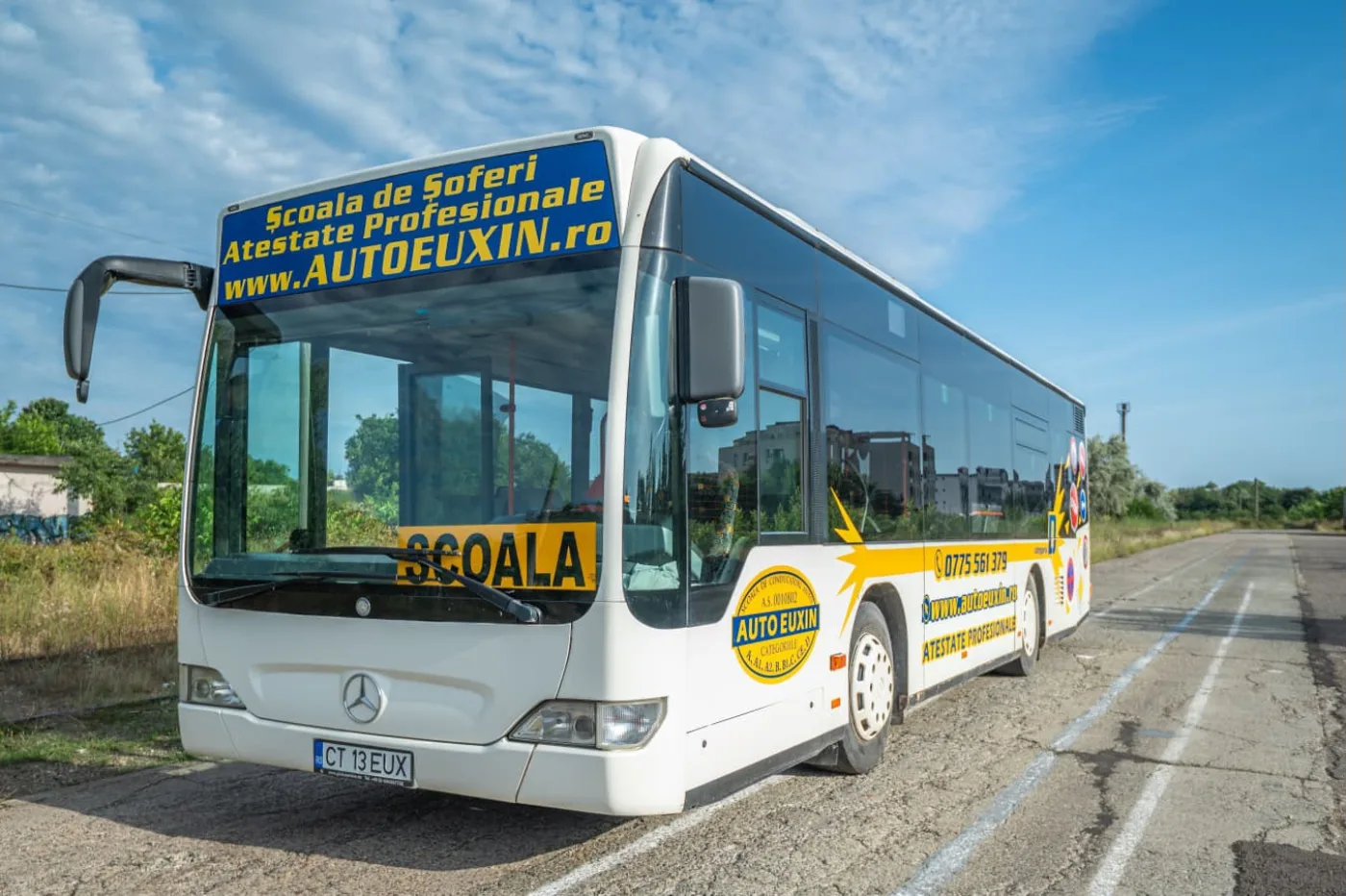 Autobuz Mercedes Citaro alb, vehicul de școală pentru categoria D