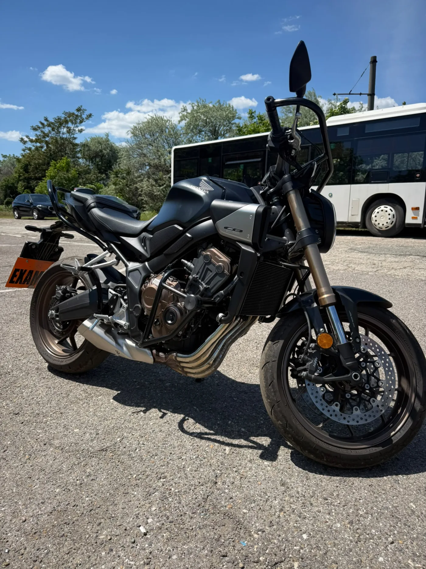 Honda CB650R neagră, motocicletă pentru categoria A