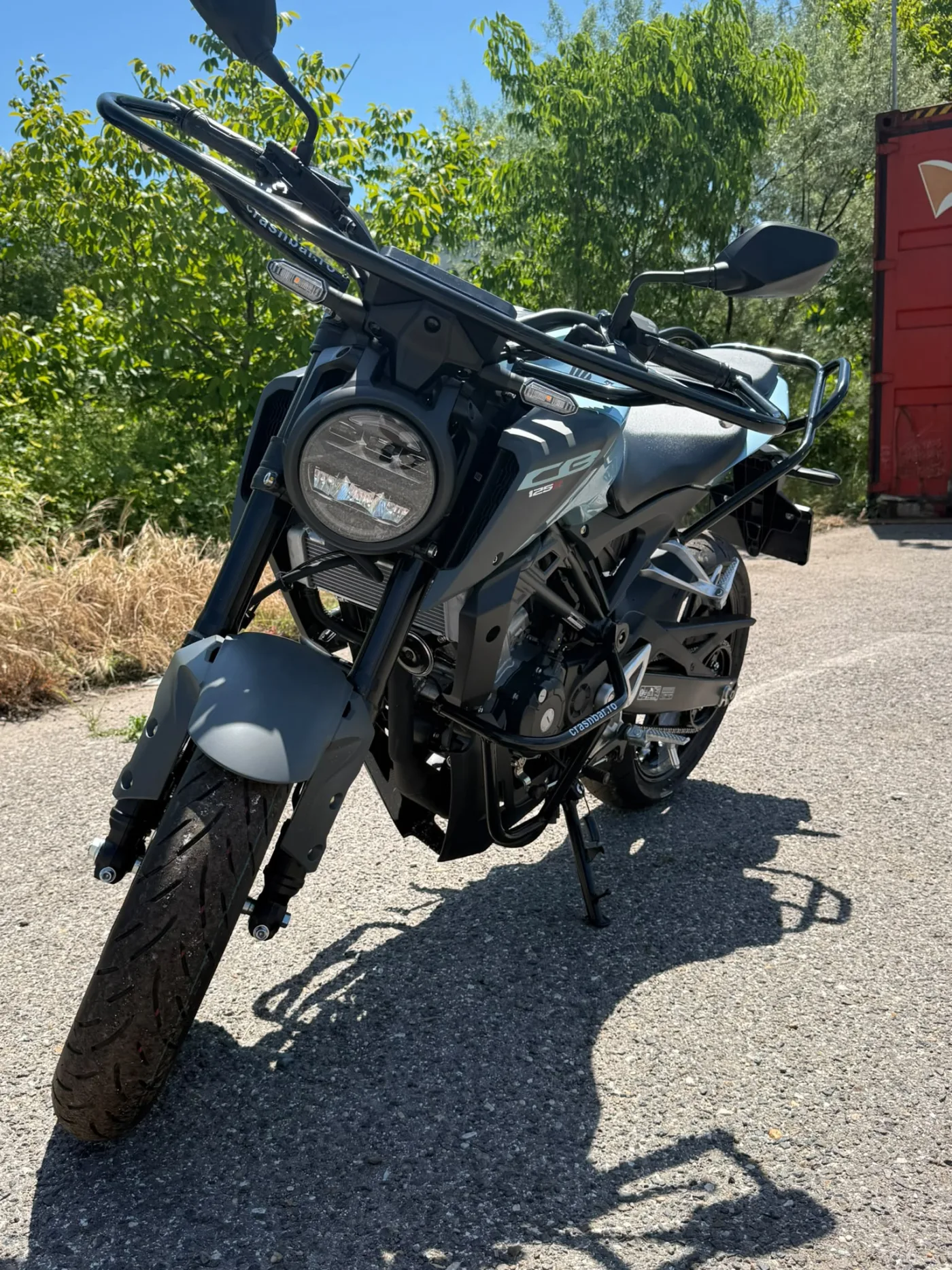 Honda Hornet argintie, motocicletă pentru categoria A2