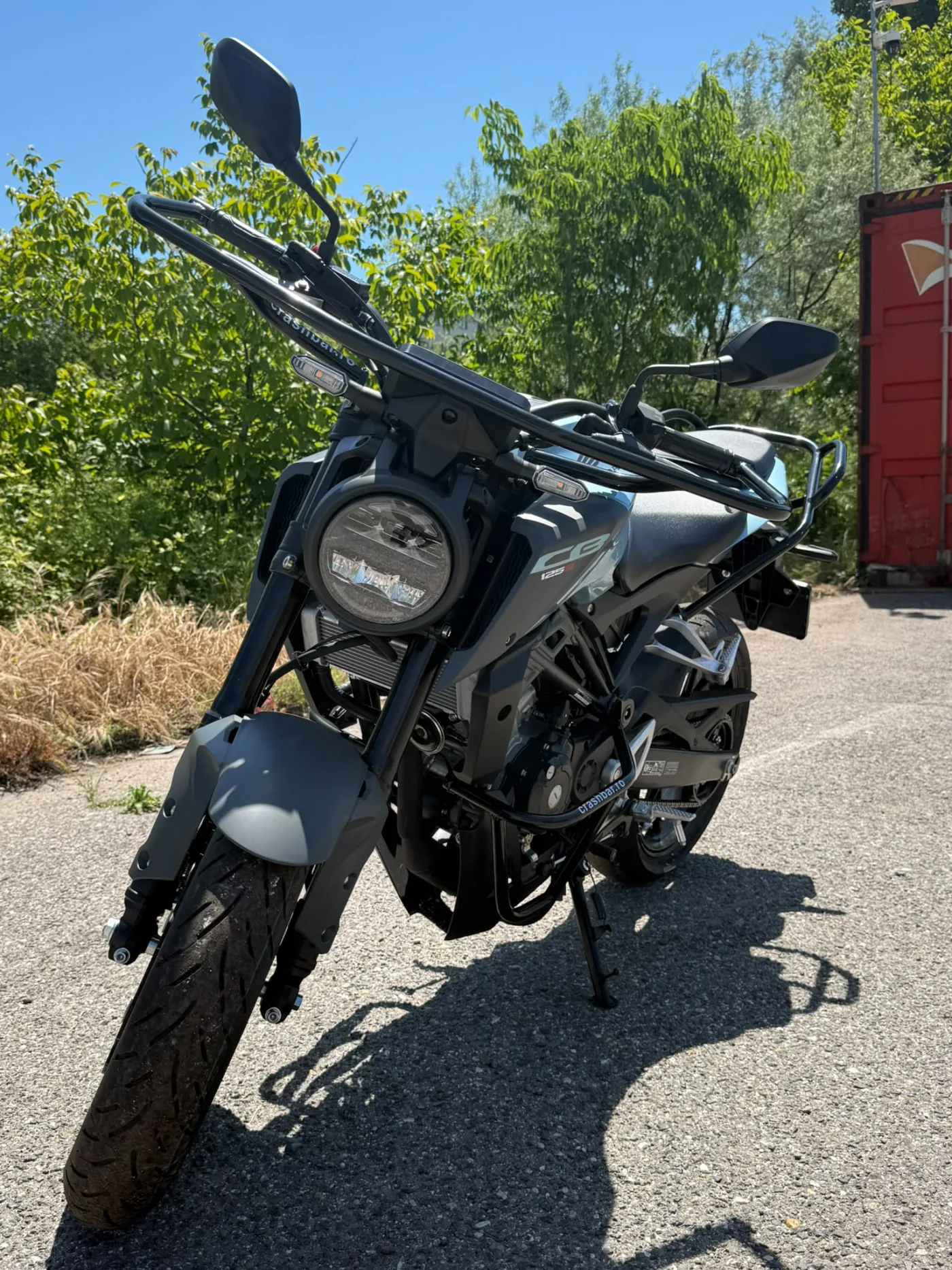 Honda CB125R gri, motocicletă pentru categoria A1