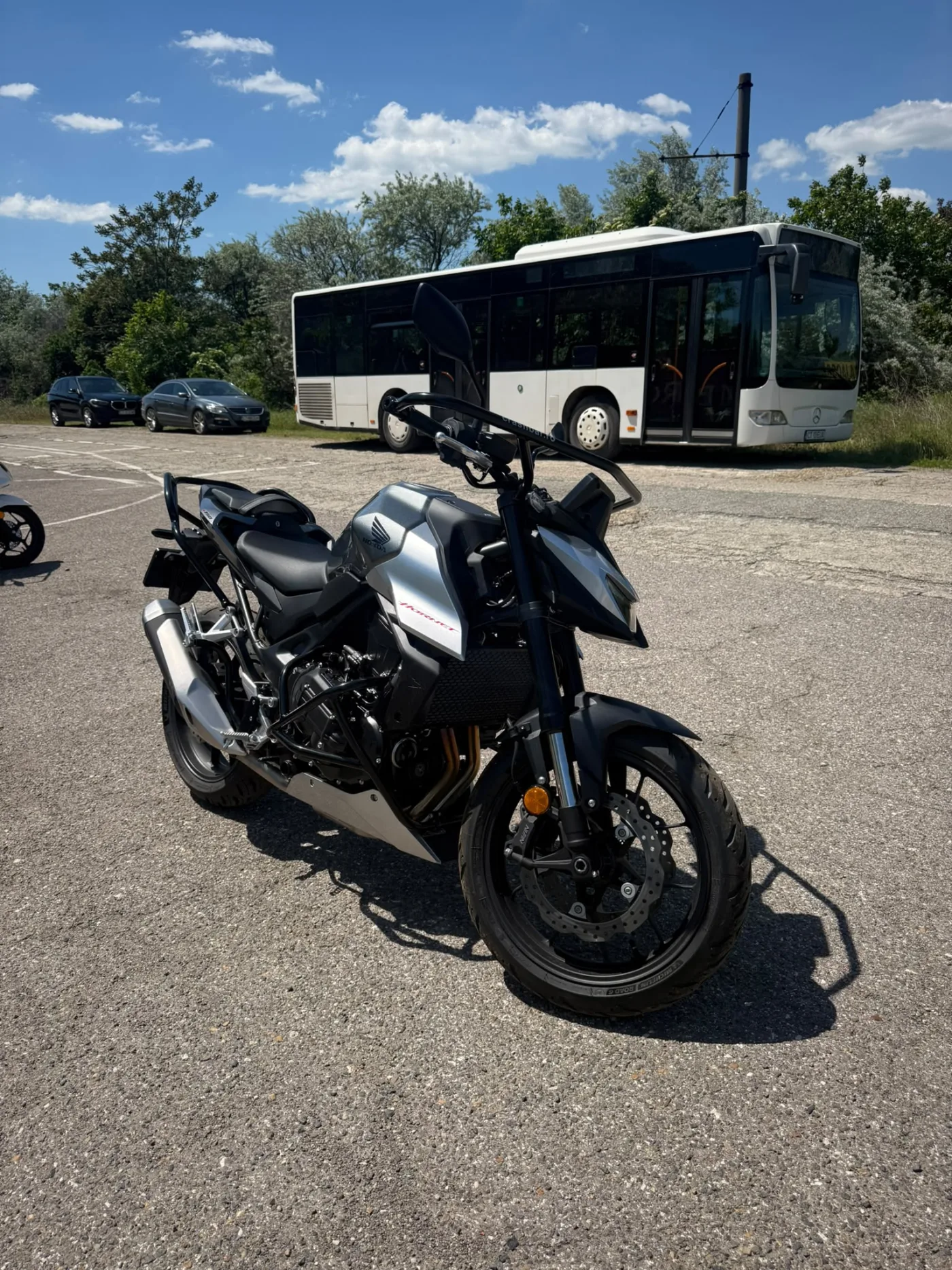 Honda Hornet argintie, vedere din față