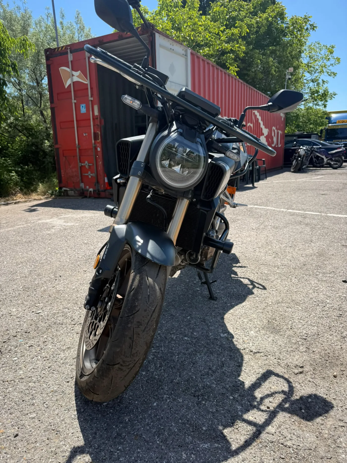 Honda CB650R neagră, cu far rotund LED