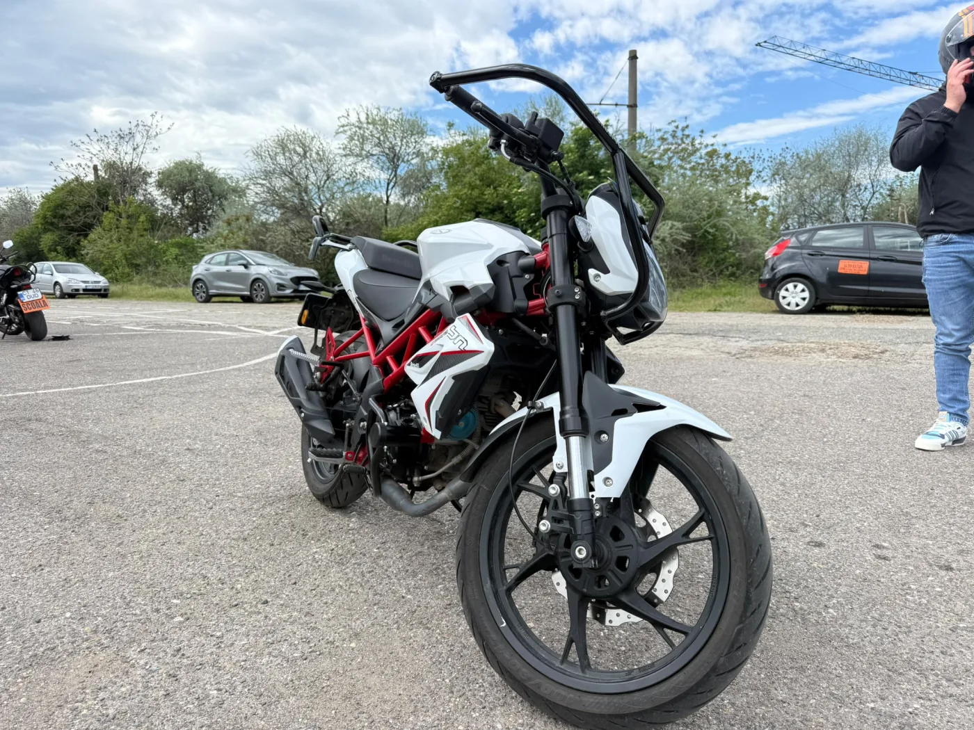 Benelli albă cu cadru roșu, motocicletă pentru categoria A2