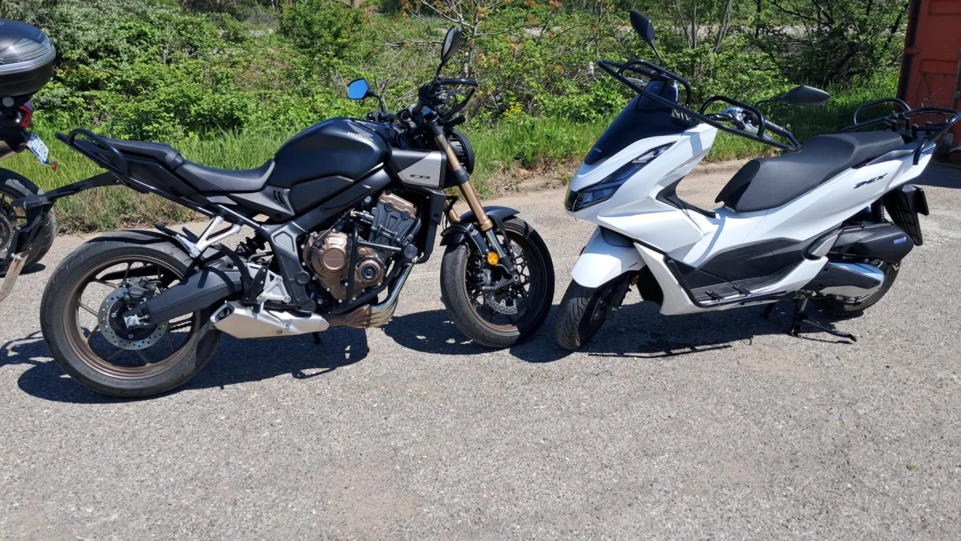 Honda CB650R și scuterul PCX125 în poligonul de pregătire