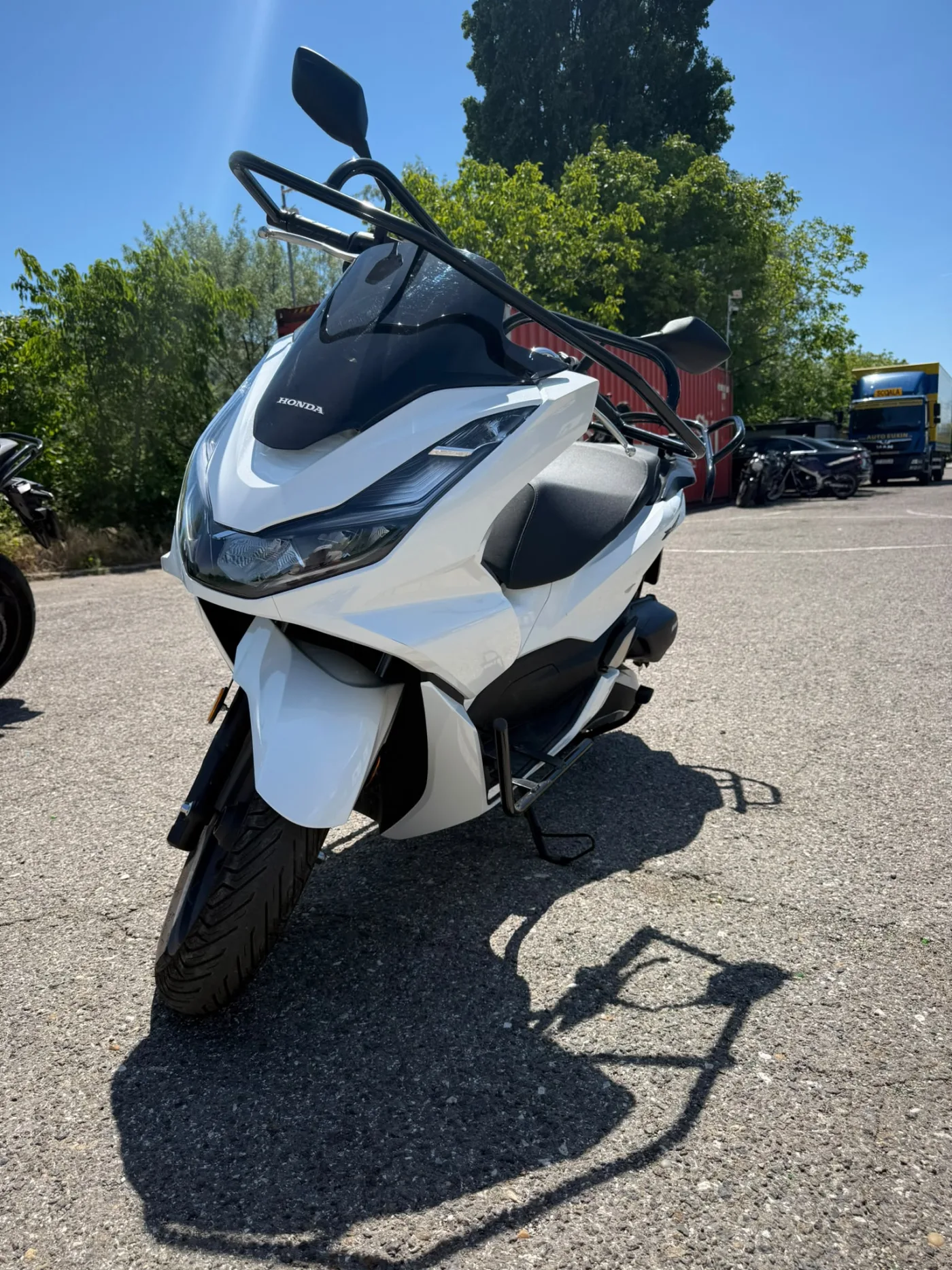 Scuter Honda PCX125 alb, pentru categoriile A1 și B125