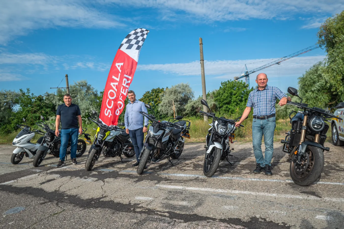 Instructorii școlii alături de flota de motociclete