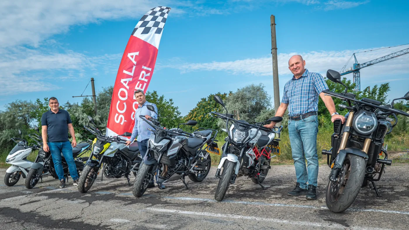 Instructorii și motocicletele folosite la categoriile A, A1 și A2