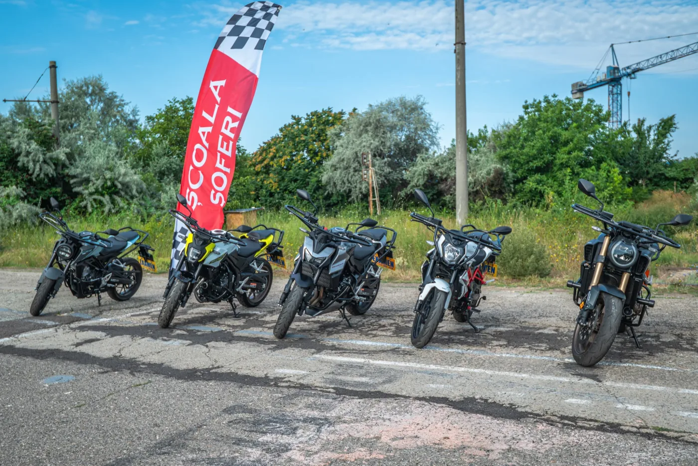 Cele cinci motociclete de școală, aliniate în poligon